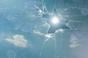 Vidrios rotos: superstición y significado