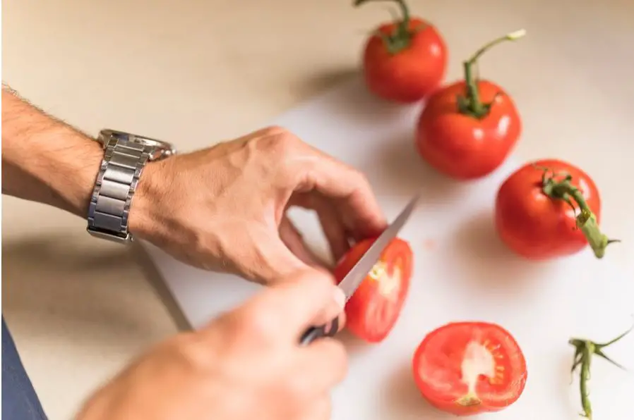Ver salsa de tomate es una señal segura de que la cena será deliciosa