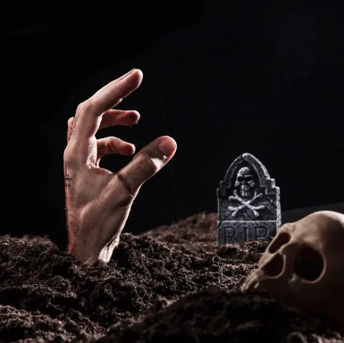 •	Soñar con un cementerio indica que tu vida está llena de posibilidades y opciones para desarrollar tus planes con gran salud y fuerza