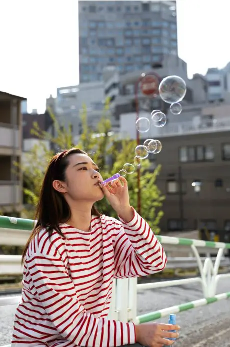 El papel de burbujas, también conocido como papel de embalaje, es una forma divertida de liberar el estrés y la tensión