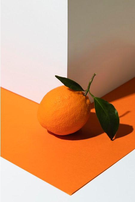 El naranja se asocia con el peligro y se utiliza como equipo de seguridad para señalar áreas donde debemos tener precaución